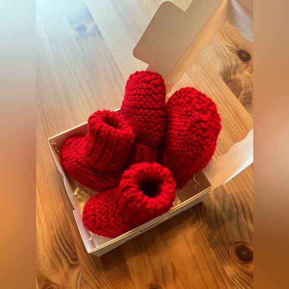 Red hand knitted infant mittens/booties gift set - Picture 8 of 14
